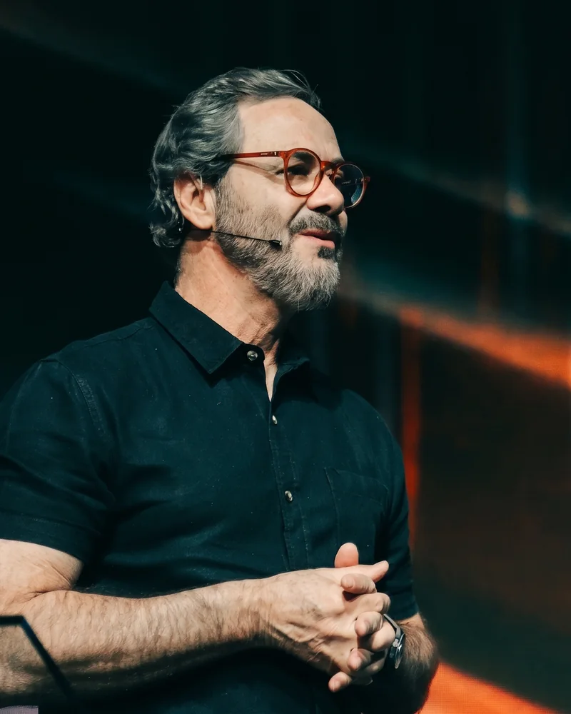 Olgálvaro Bastos Júnior durante uma palestra
